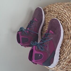 Nike Womens Performance Hiking/Activewear Ankle Sock Sneaker Boots Berry Zip S-9